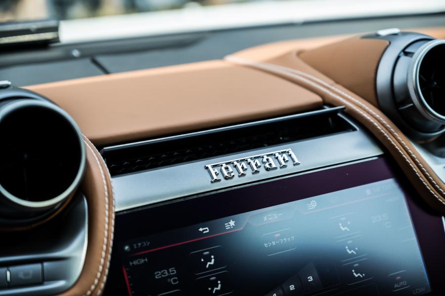 Детали интерьера Ferrari GTC4Lusso 2016 года  (JP) (фото 15 из 24)